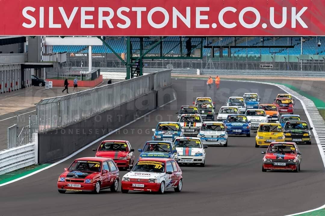 We will have the original soon but for now just a nod to @elseyjonathan for this excellent image of our Jason Wood leading into turn 1 last weekend at @silverstonecircuit 👍👏🏁
#elsey #photography #photo #image #race #fast #classic #stock #hatch @7
